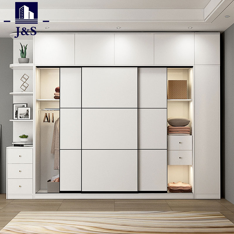 Conosci tutte le opzioni di design per il guardaroba con la porta?