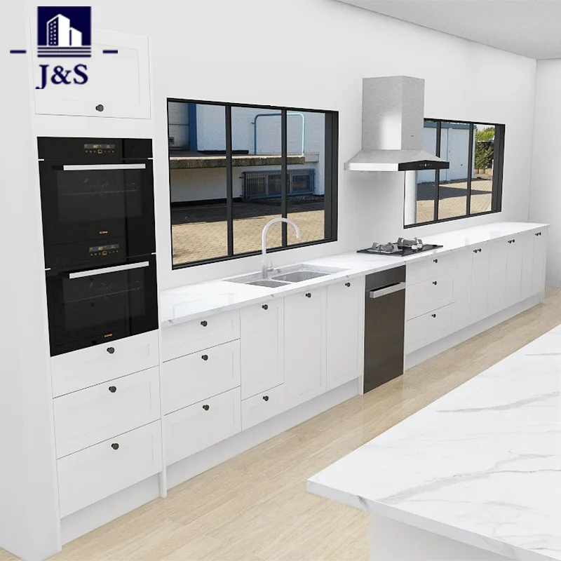 Cucina Shaker bianca con isola in marmo